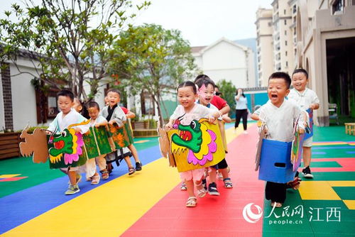 高清图 做香囊 划旱地龙舟 幼儿园师生热闹迎端午